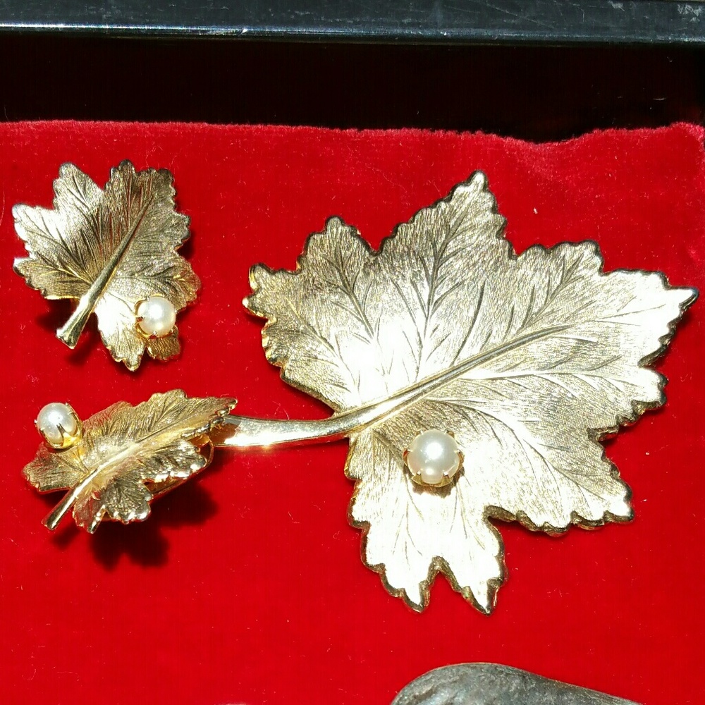 #34 Vintage Sarah Coventry Leaf Brooch & Earrings